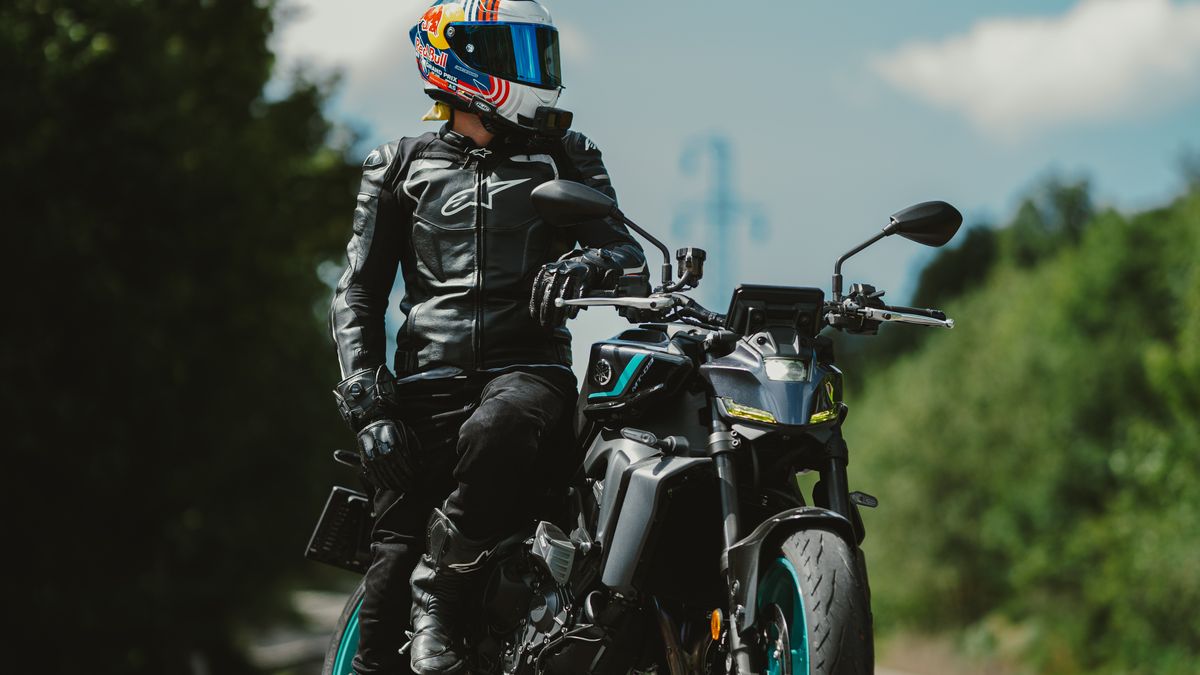 Accessoires indispensables pour les longs trajets en moto en 2026 - illustration