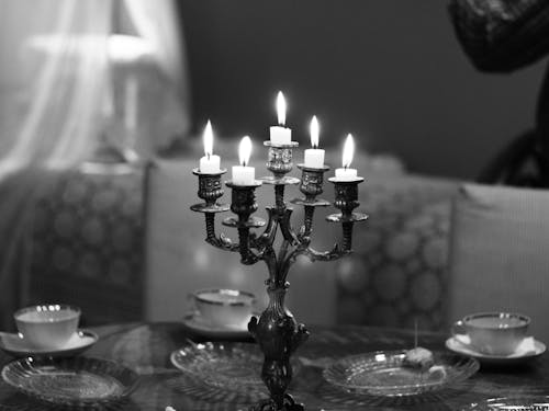 Candelabra Dalam Grayscale