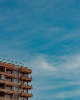 Contemporary apartment building under a clear blue sky in Chillán, Chile.