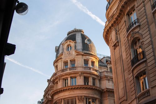 Free A classic Parisian building with intricate details under the warm glow of sunset. Stock Photo