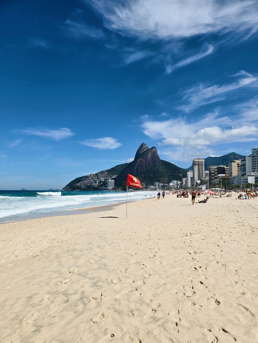 Praia do Leblon e Morro Dois Irmãos vistos do calçadão