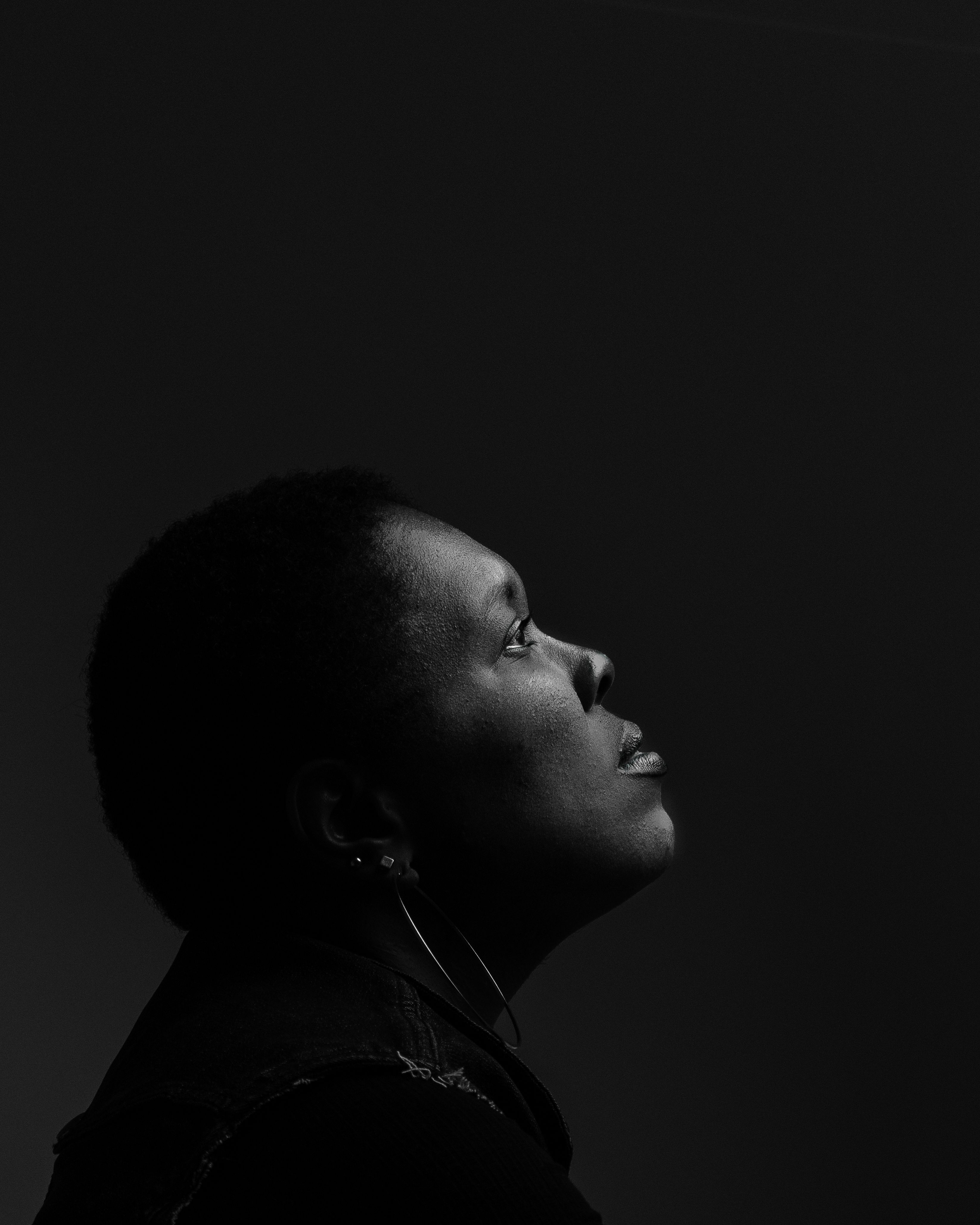 A black and white photo of a woman looking up · Free Stock Photo
