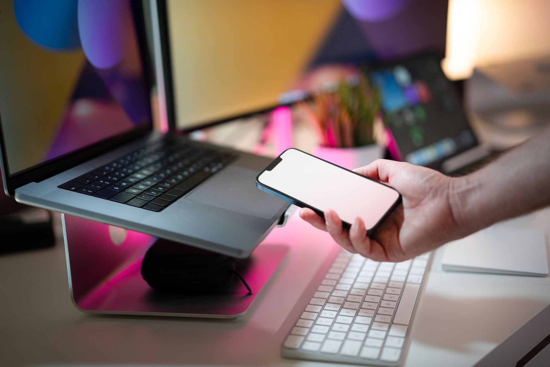 cheap laptop stand: features that actually matter