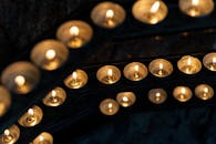 黑暗教堂中，蜡烛特写提供温暖照明