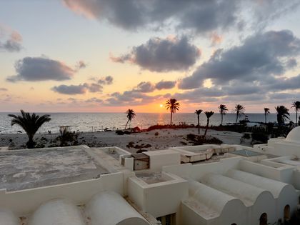 Coucher de soleil sur l'architecture blanche traditionnelle de Djerba en Tunisie