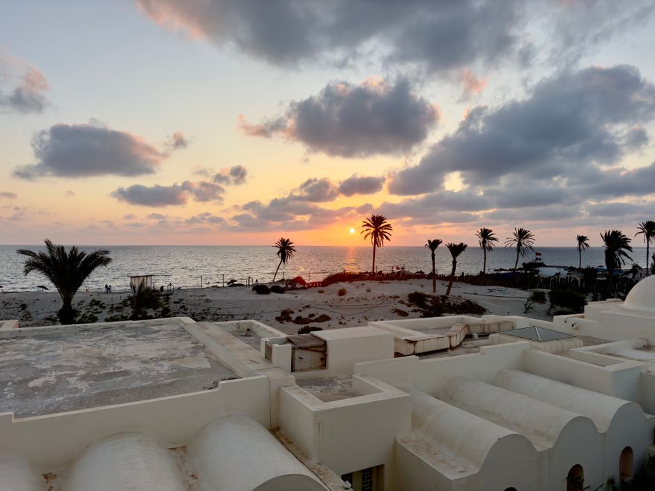 Coucher de soleil sur l'architecture blanche traditionnelle de Djerba en Tunisie