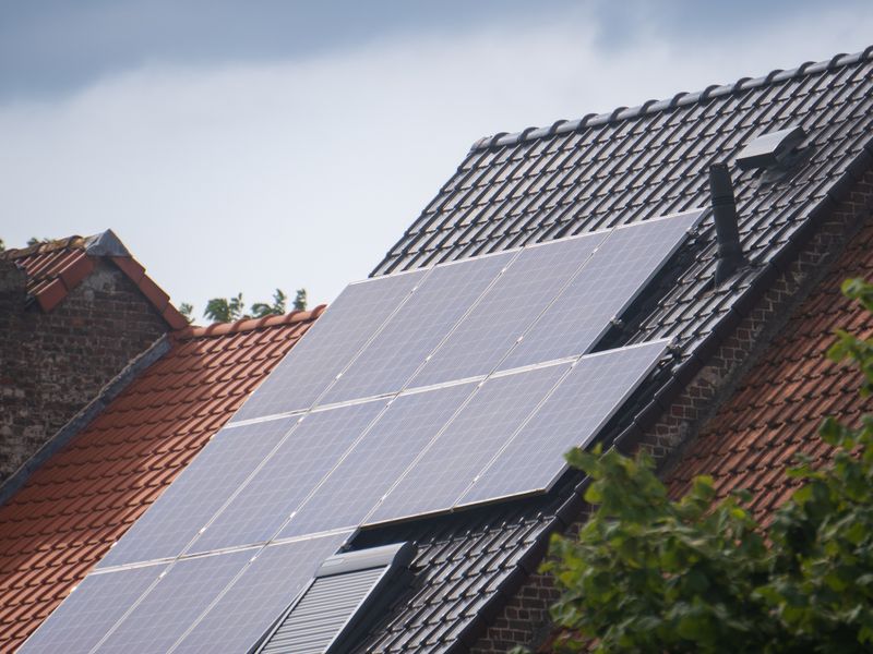 Placas solares instaladas sobre un tejado de teja