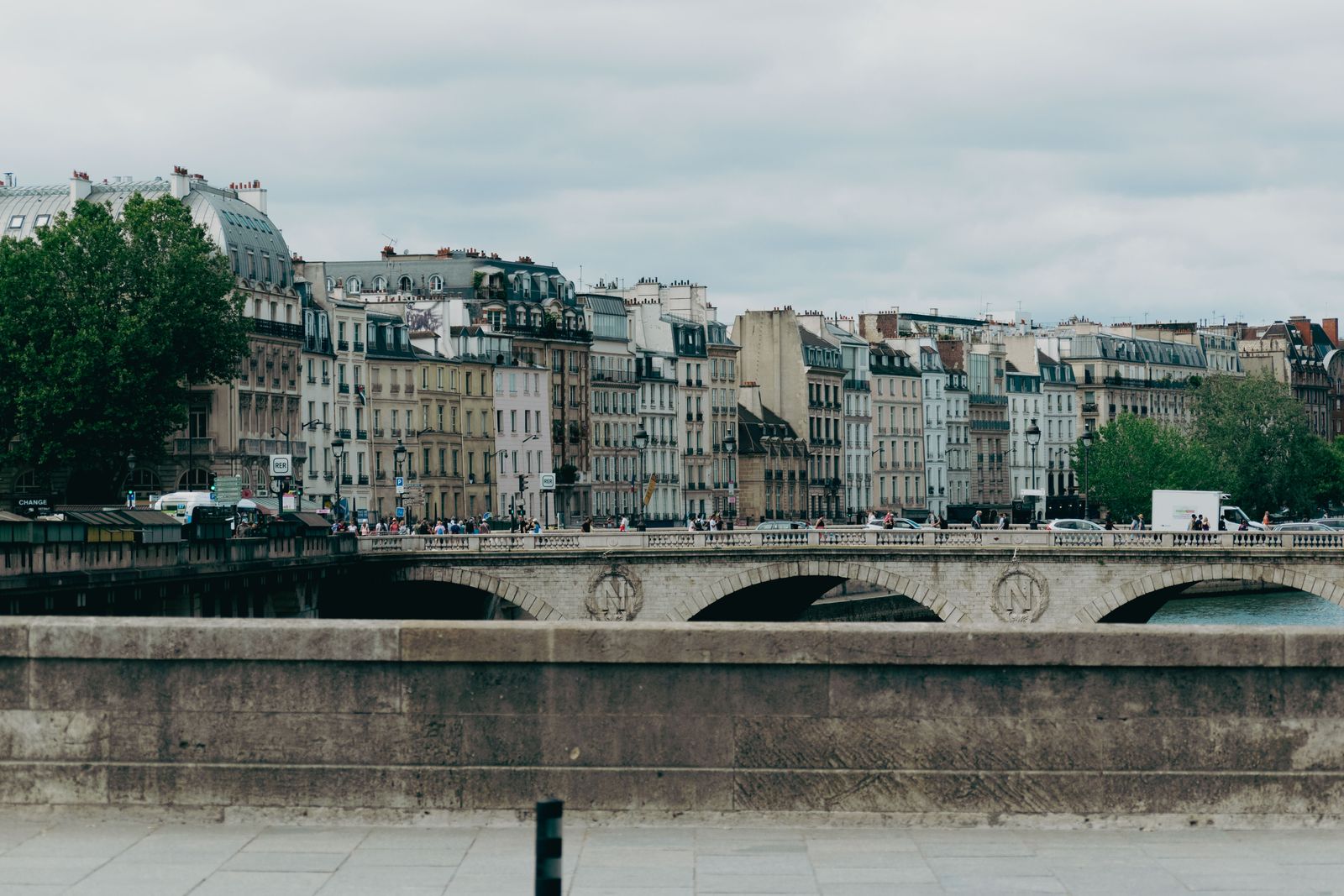 Quais de Seine à Paris au lever du jour, ponts emblématiques et reflets sur l'eau