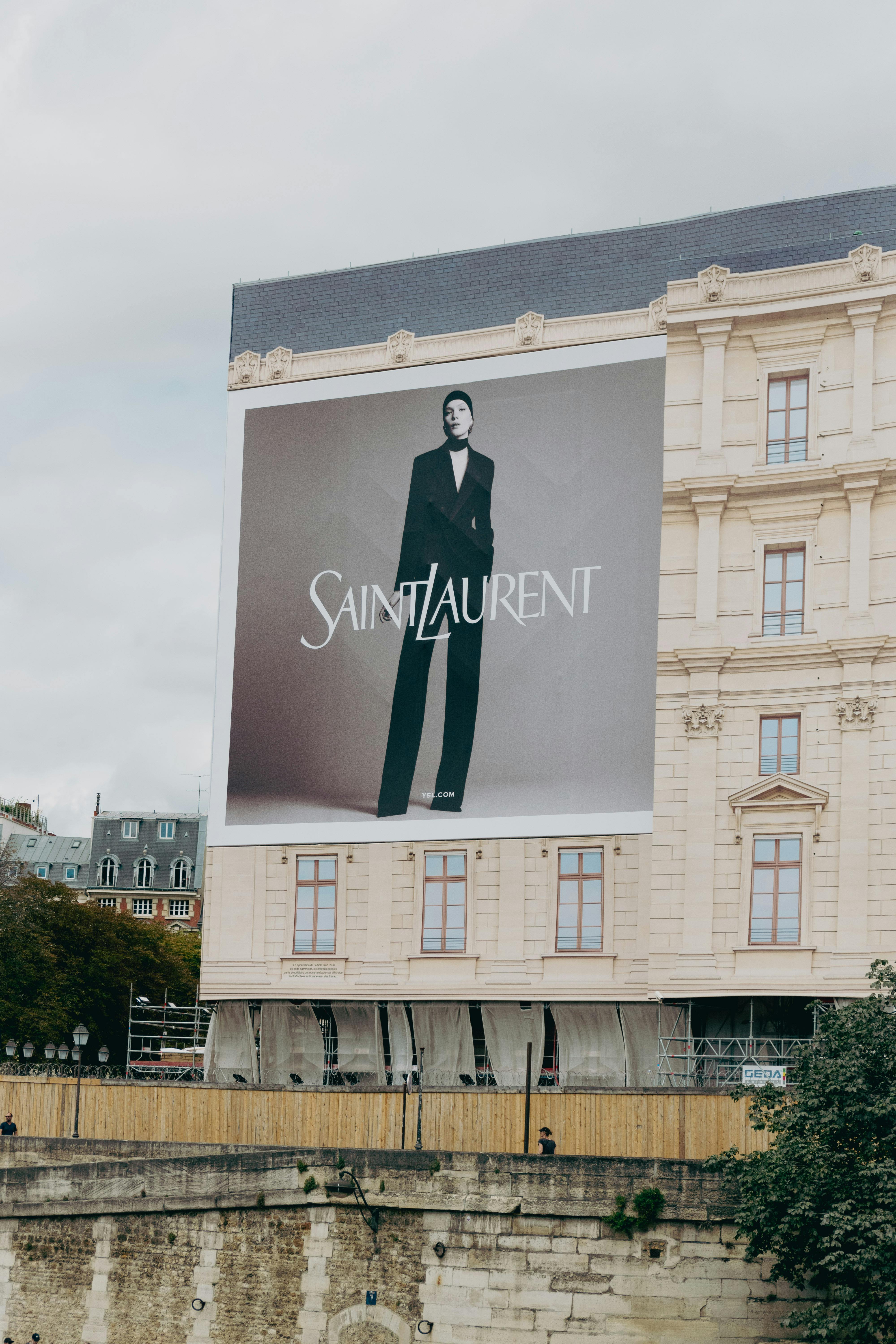 Saint Laurent Sunset Bag Medium styled
