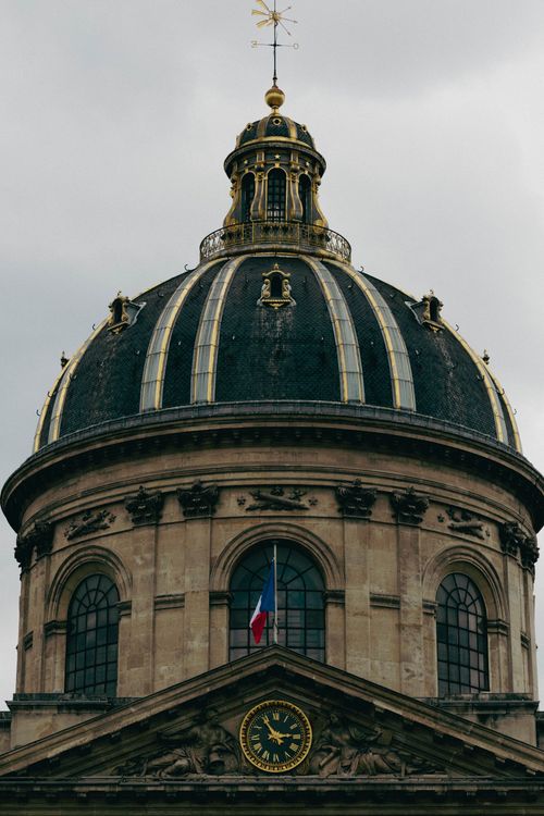 Free Capture of the magnificent dome of Institut de France, showcasing classic Parisian architecture. Stock Photo