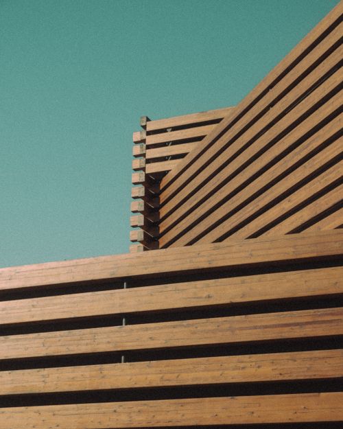 Free Abstract view of modern wooden architecture with geometric patterns under clear sky in Eskişehir, Türkiye. Stock Photo