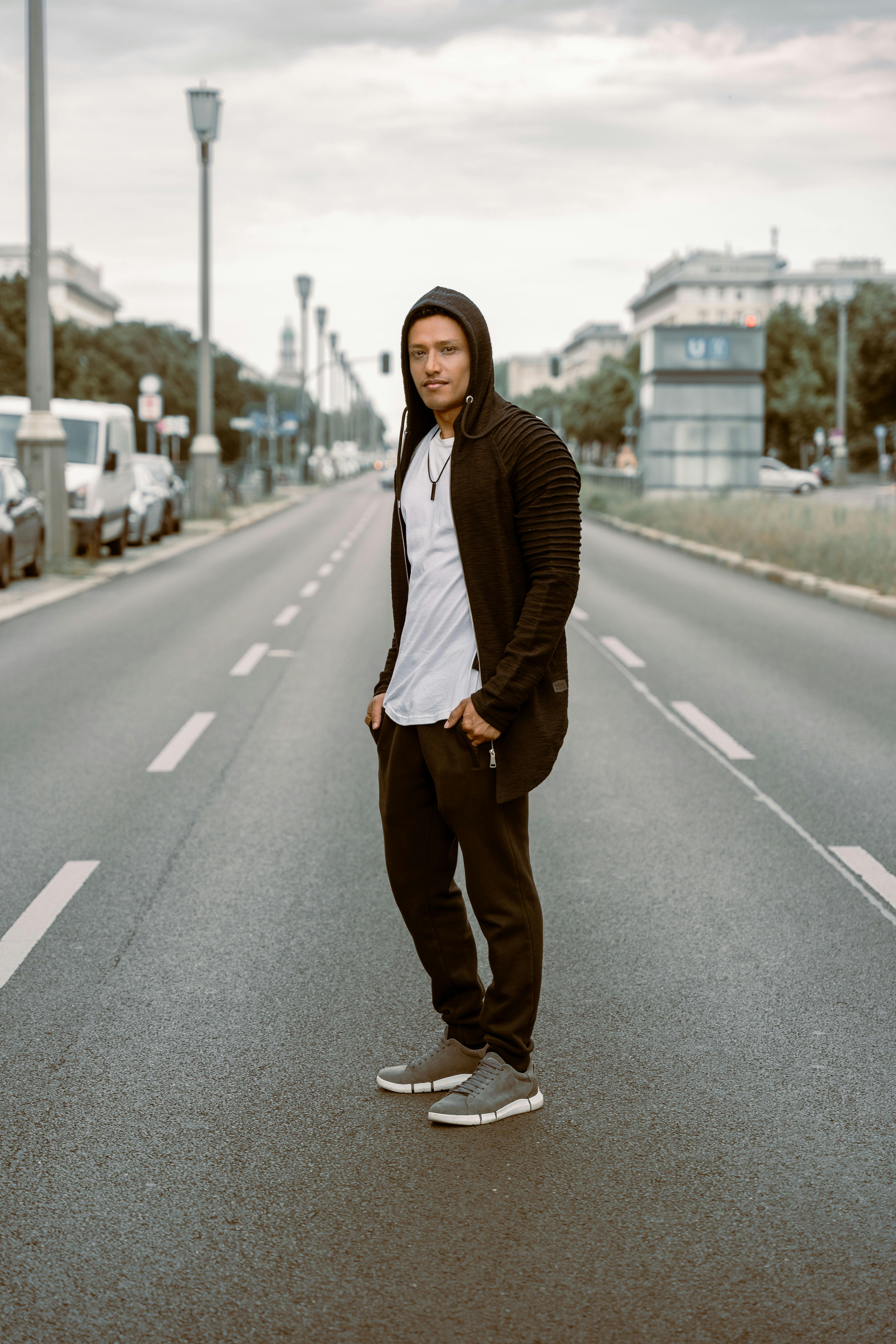 Român arestat după ce a pictat svastici cu sânge pe mașini și clădiri, incident legat de locul de muncă al acestuia