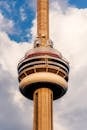 加拿大国家电视塔特写，位于多伦多，云层壮观