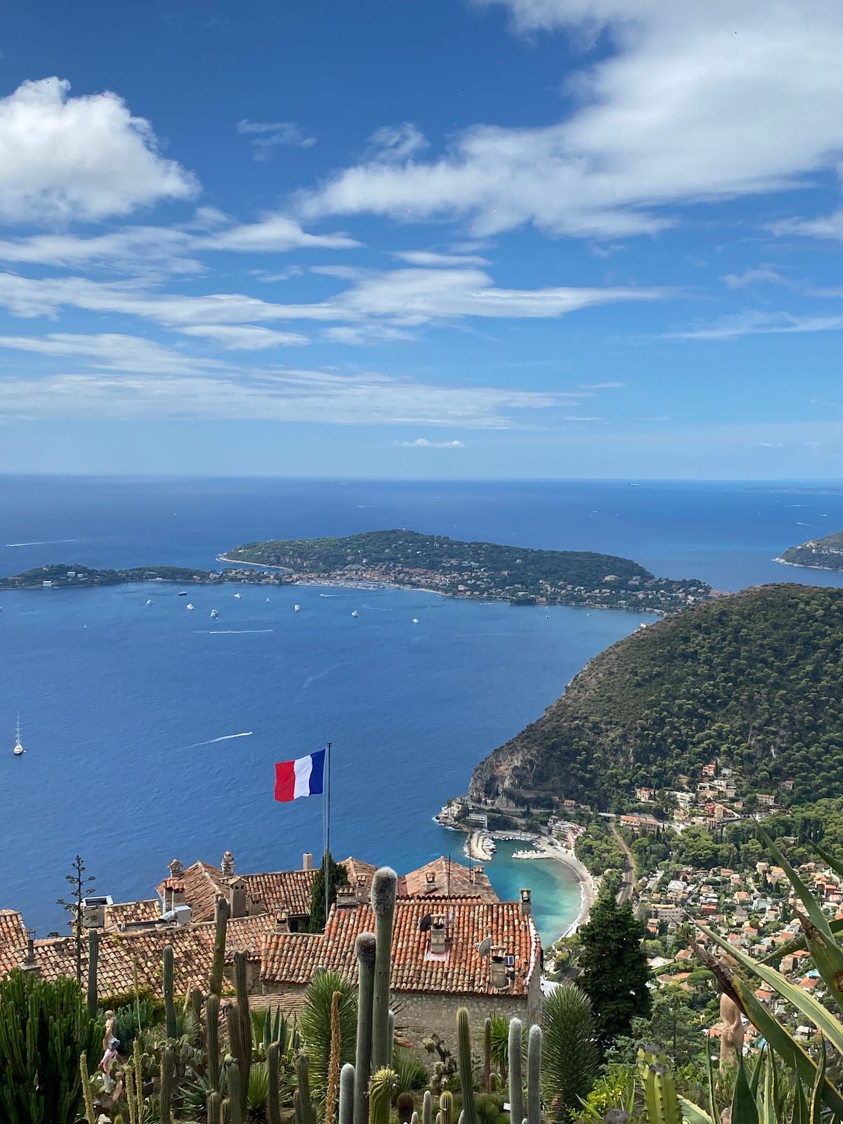 Satul medieval Èze, cocoțat pe stâncă deasupra Mării Mediterane, pe Coasta de Azur