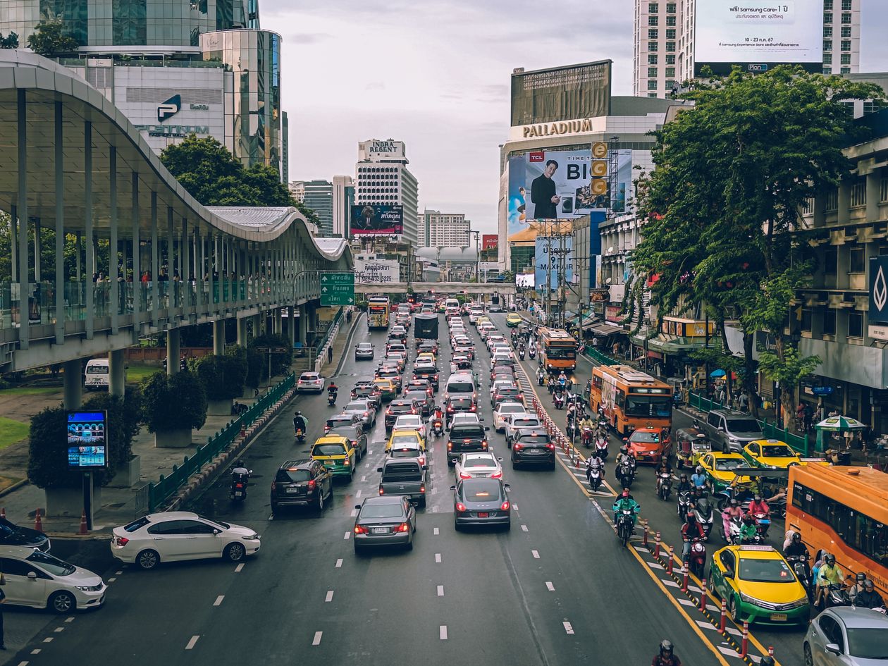 Taxi y tráfico en una calle de Bangkok