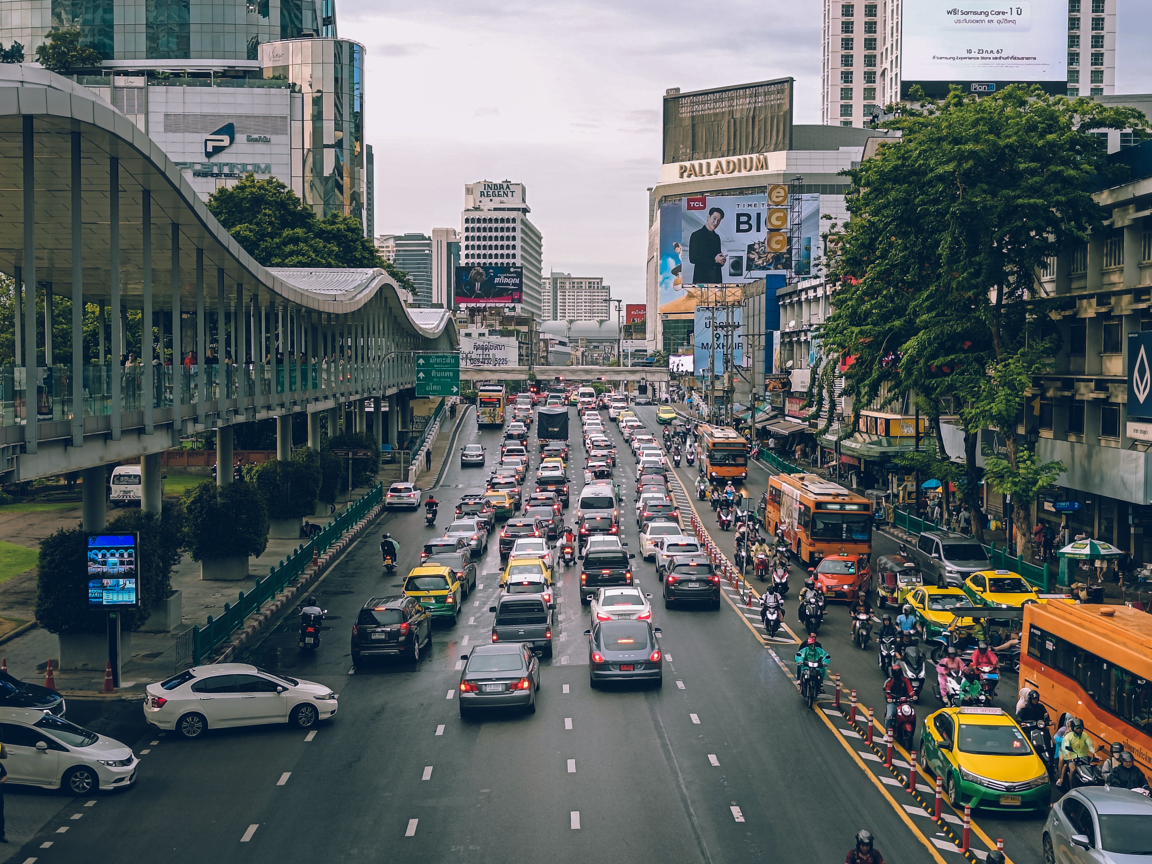 A busy city street with many cars and buses · Free Stock Photo