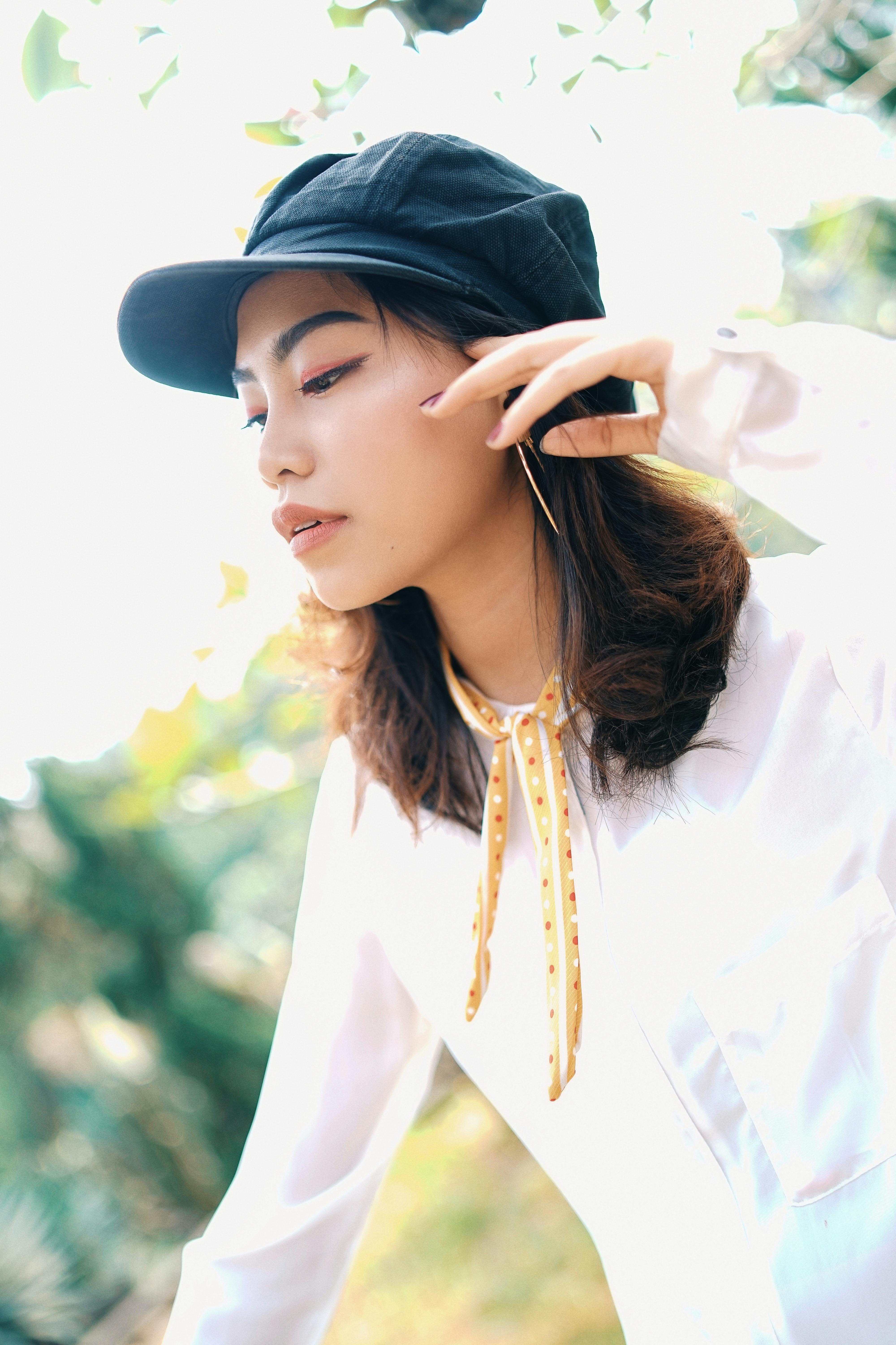 捕捉户外时尚女性肖像，尽显宁静夏日氛围