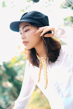 捕捉户外时尚女性肖像，尽显宁静夏日氛围