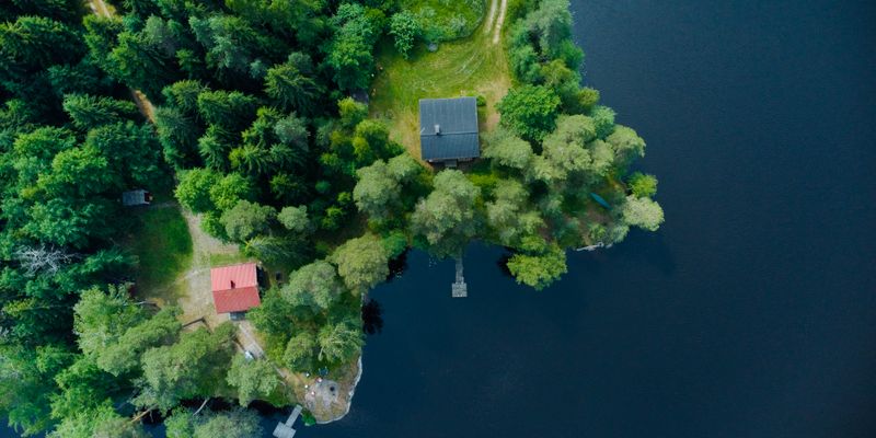 Una cabaña junto a un lago en Finlandia