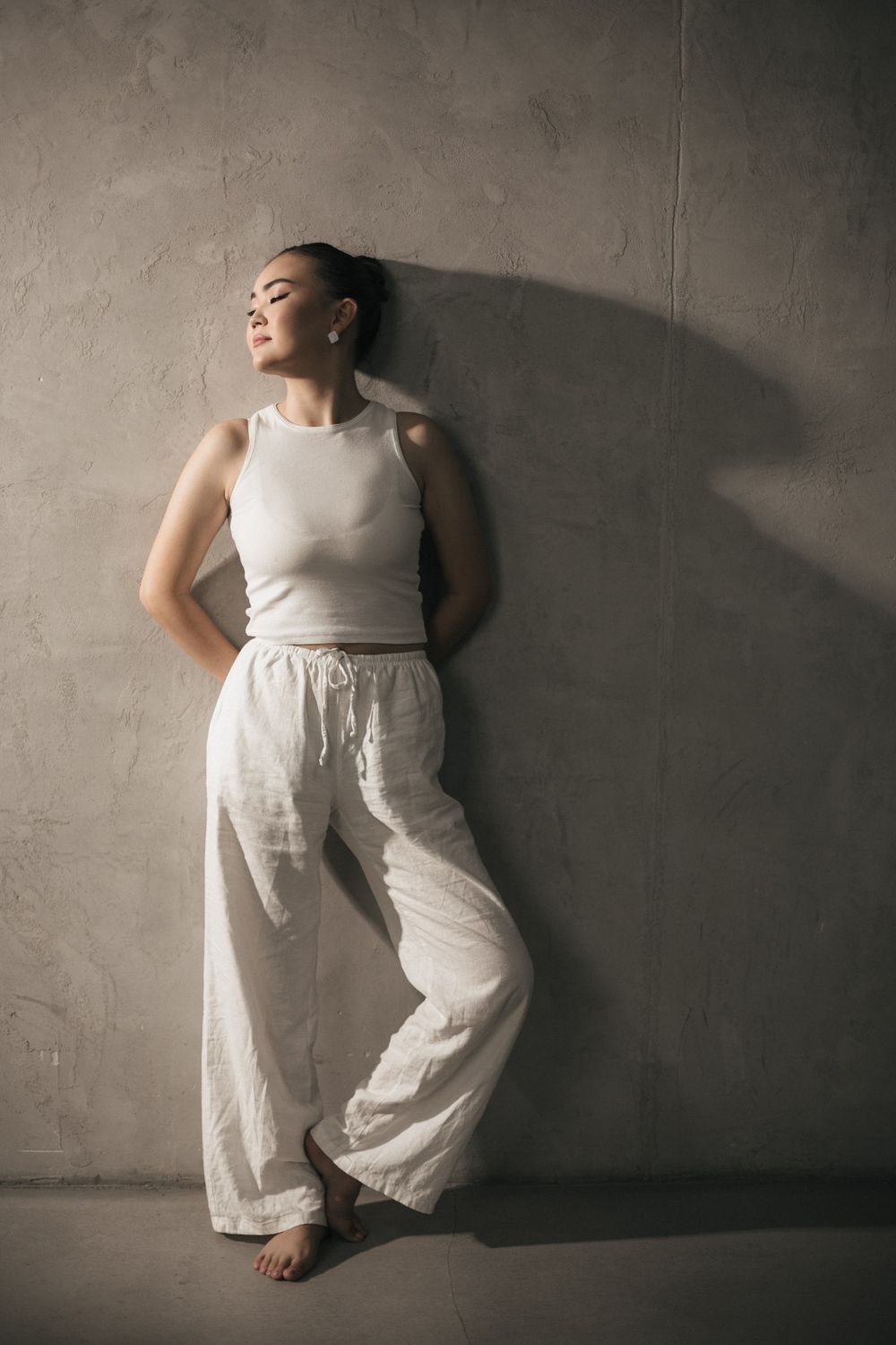 Weiße Leinenhose und Tanktop