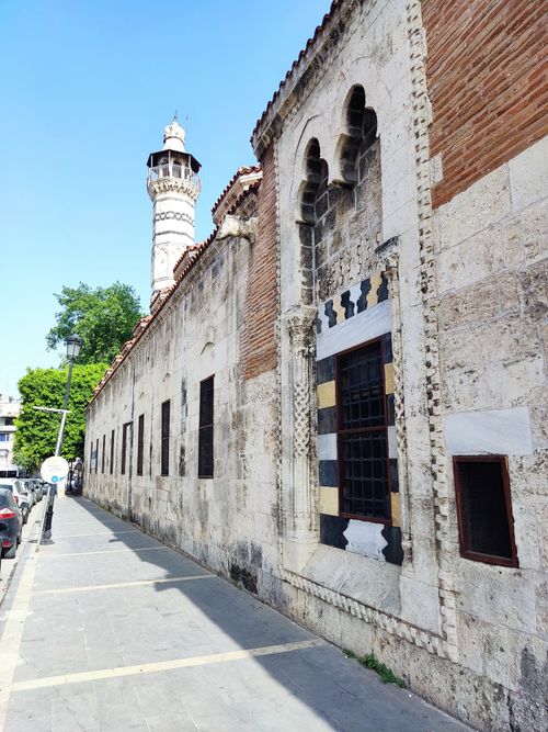 Free Explore the intricate facade of a historic mosque in Adana, Türkiye, showcasing Ottoman architecture. Stock Photo