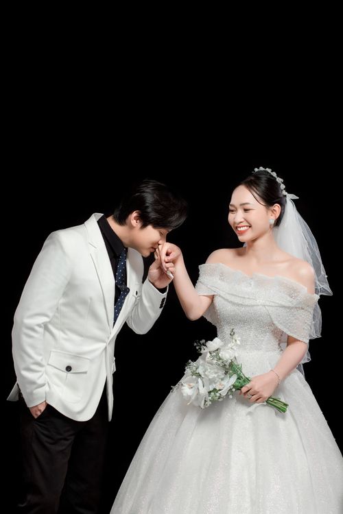 Free Smiling bride and groom sharing an intimate moment on their wedding day. Stock Photo