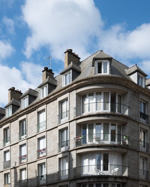 Fotomural Arquitectura francesa típica en Rennes, Bretaña, que muestra fachadas de piedra tradicionales.