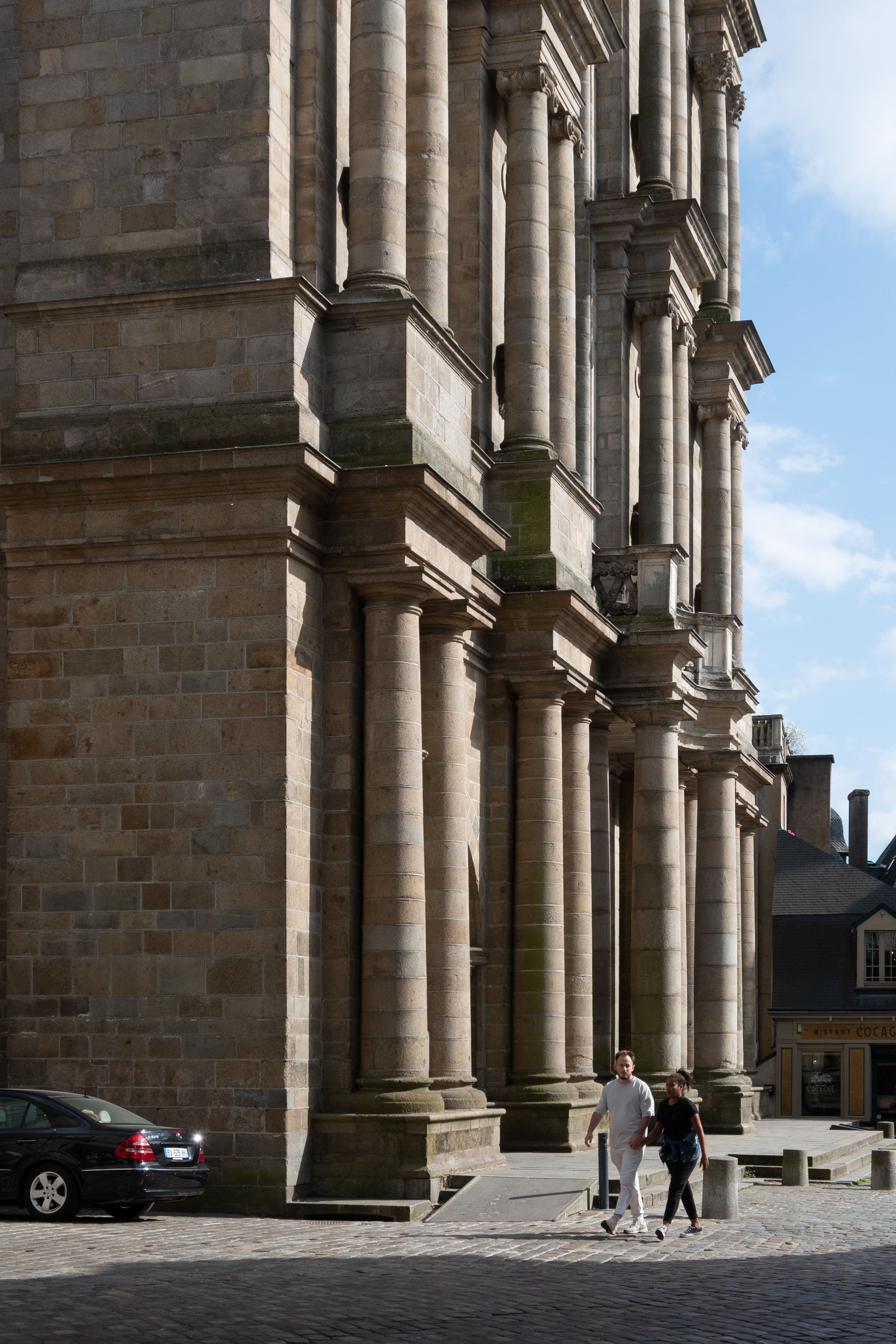 Fotomural Impresionante vista de la arquitectura antigua en Rennes, Bretaña, con columnas de piedra altísimas.