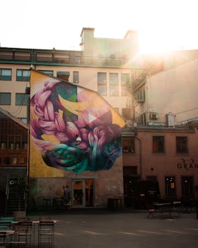 都市广场的动态街道艺术壁画，设计五颜六色，在日落照明下格外醒目