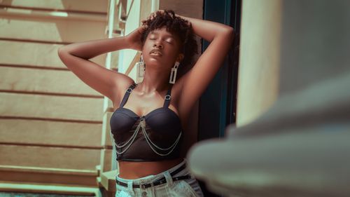 Free Fashionable woman posing outdoors in Medellín with stylish jewelry and attire. Stock Photo