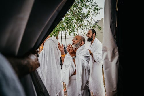 Hombres Con Túnica Blanca