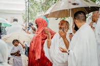 一个宗教团体在雨中祈祷，展现了奉献精神和文化传统