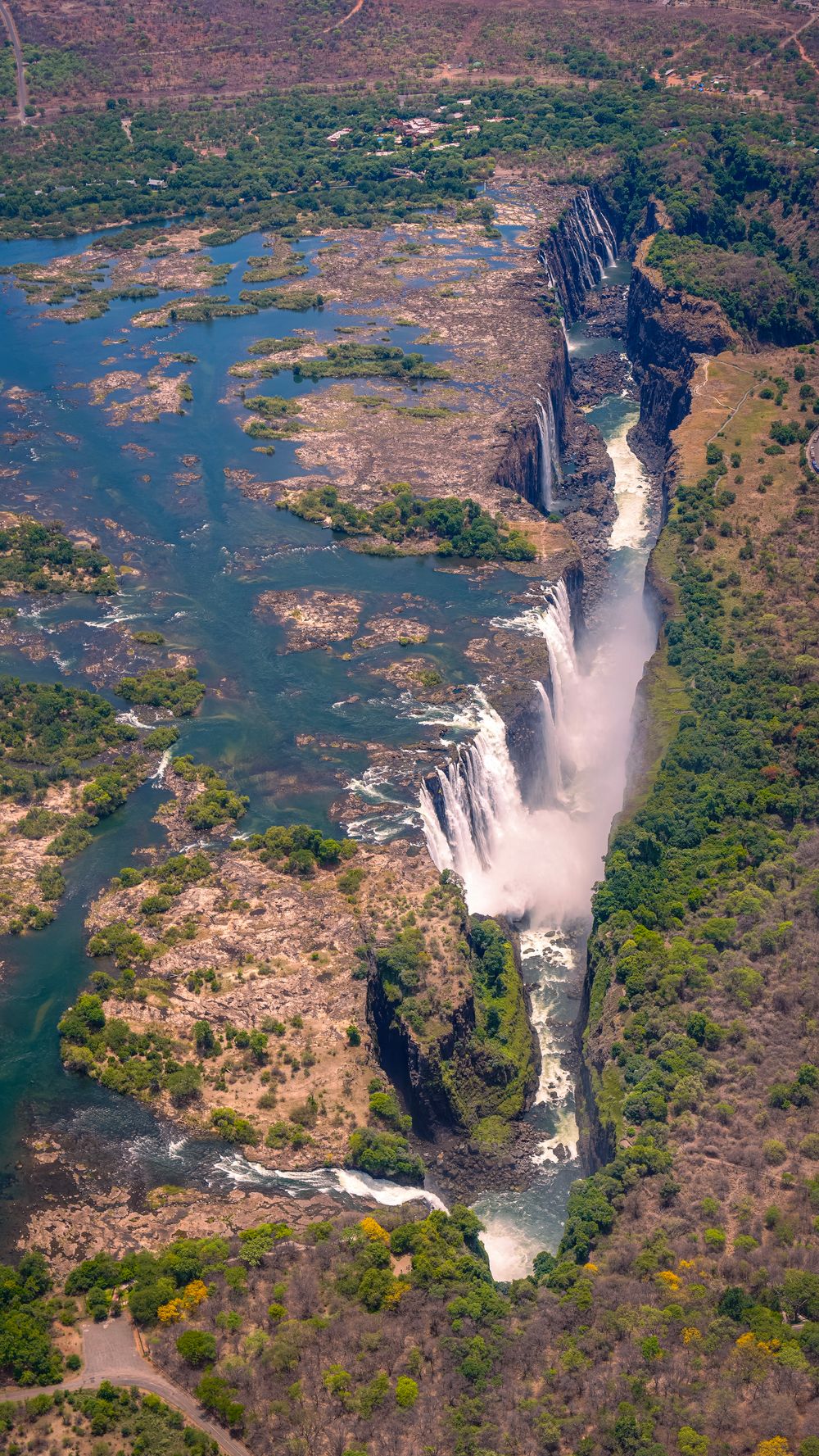 Vista aérea de las Cataratas Victoria con la garganta abajo