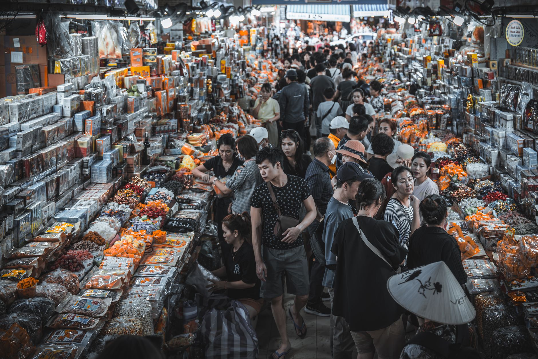 Người tiêu dùng Việt Nam năm 2026: Thận trọng hơn trong chi tiêu, chương trình khuyến mãi quốc gia kích cầu mạnh mẽ