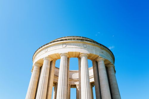 Free Elegant neoclassical structure with columns under a clear blue sky, perfect for architectural exploration. Stock Photo
