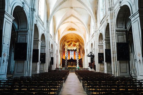 Free Explore the majestic Gothic architecture of this cathedral interior, showcasing its ornate altar and arches. Stock Photo