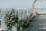 这场户外婚礼优雅别致，鲜花与海景相映成趣，非常适合举办浪漫活动