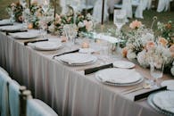 婚宴桌装饰精美，配有花卉和优雅的餐具