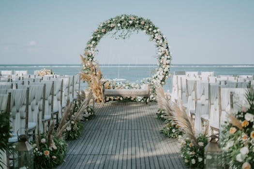 海滨婚礼布置得美丽优雅，花卉拱门与海洋背景相映成趣