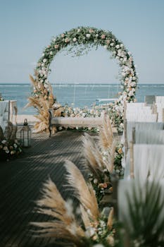 海边为婚礼设置了一座美丽的花拱门，装饰优雅宁静，可享海景