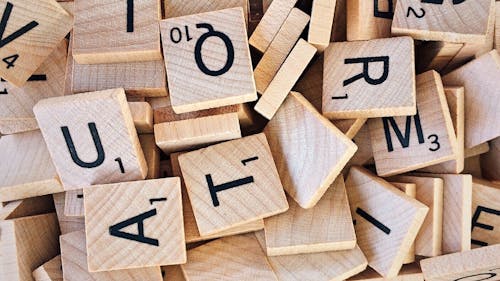 Pilha De Peças De Letras Do Scrabble