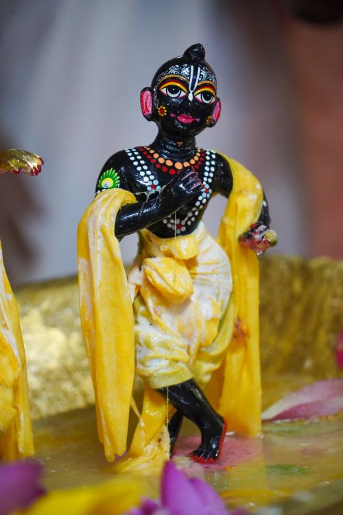 Free Intricate statue draped in yellow attire, representing a cultural and spiritual figure. Stock Photo