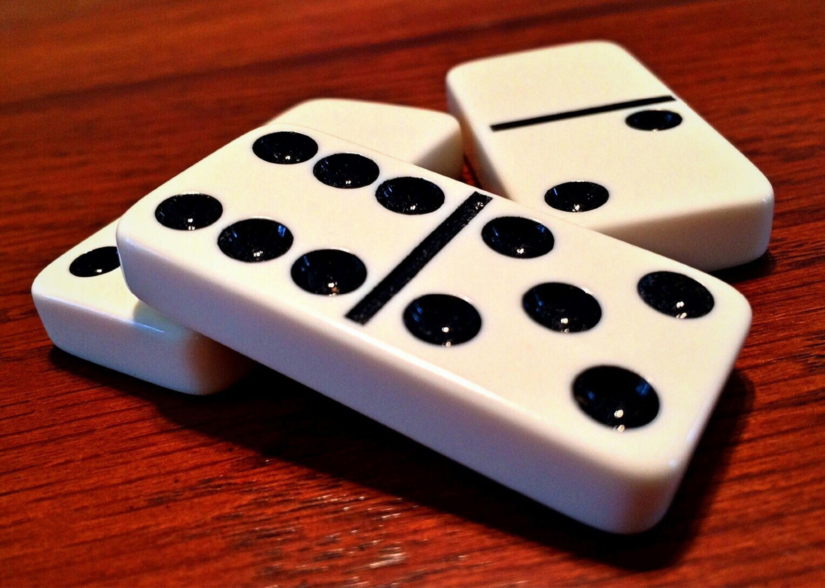 dominoes the game