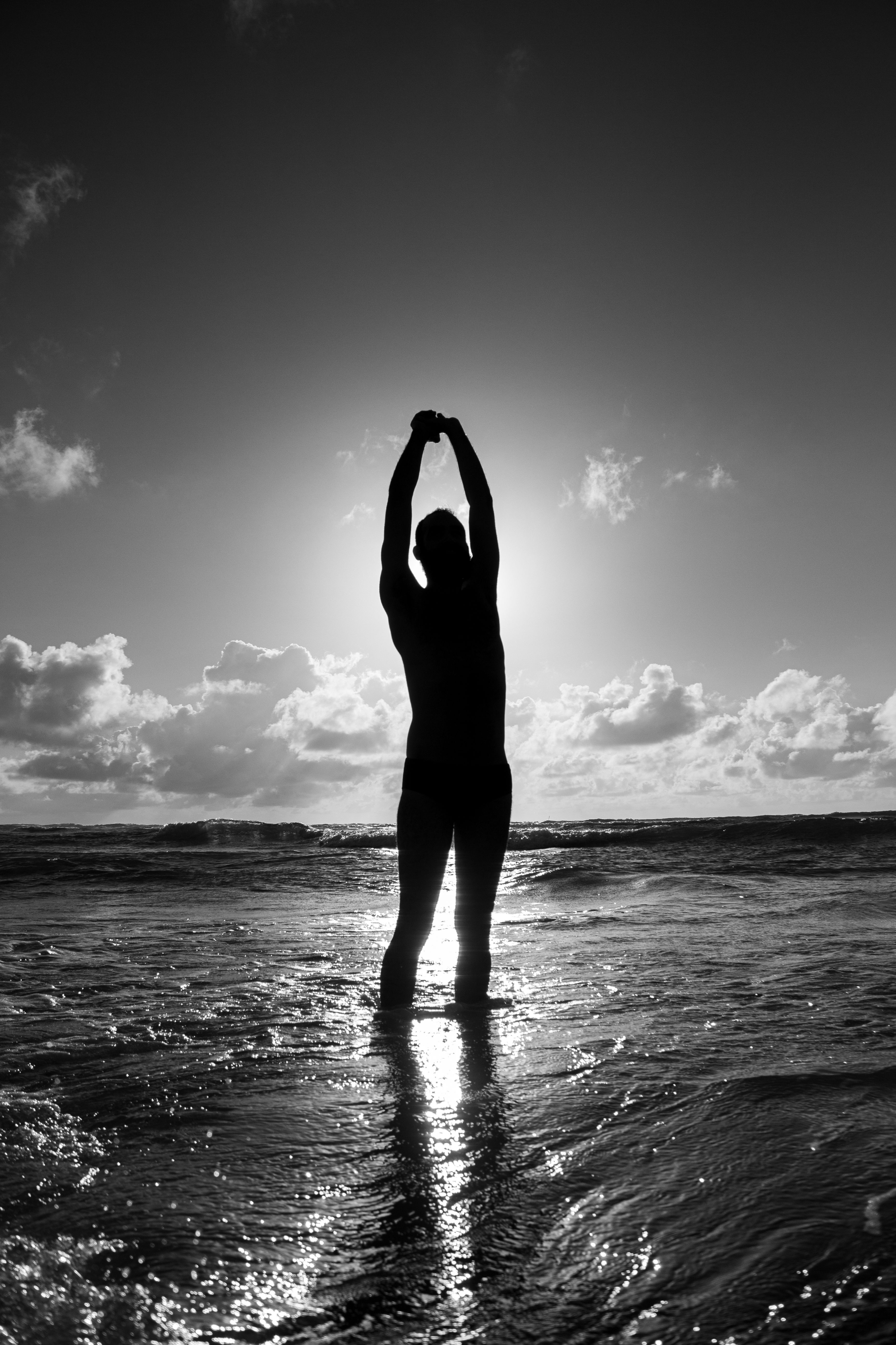 Hombre con energía explosiva al amanecer