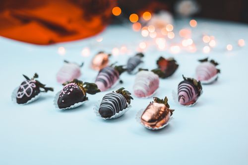 Free Indulge with beautifully decorated chocolate-covered strawberries, perfect for weddings and special occasions. Stock Photo