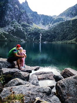 在宁静的山间湖泊旁，父女俩亲密相连，景色优美，湖水清澈