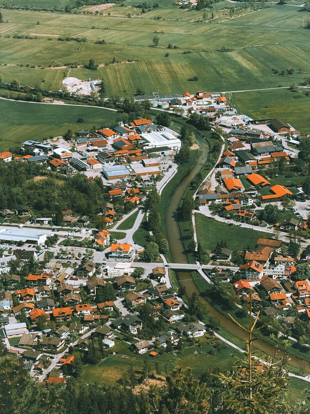 Vedere asupra orașului Garmisch-Partenkirchen din Alpii Bavarezi