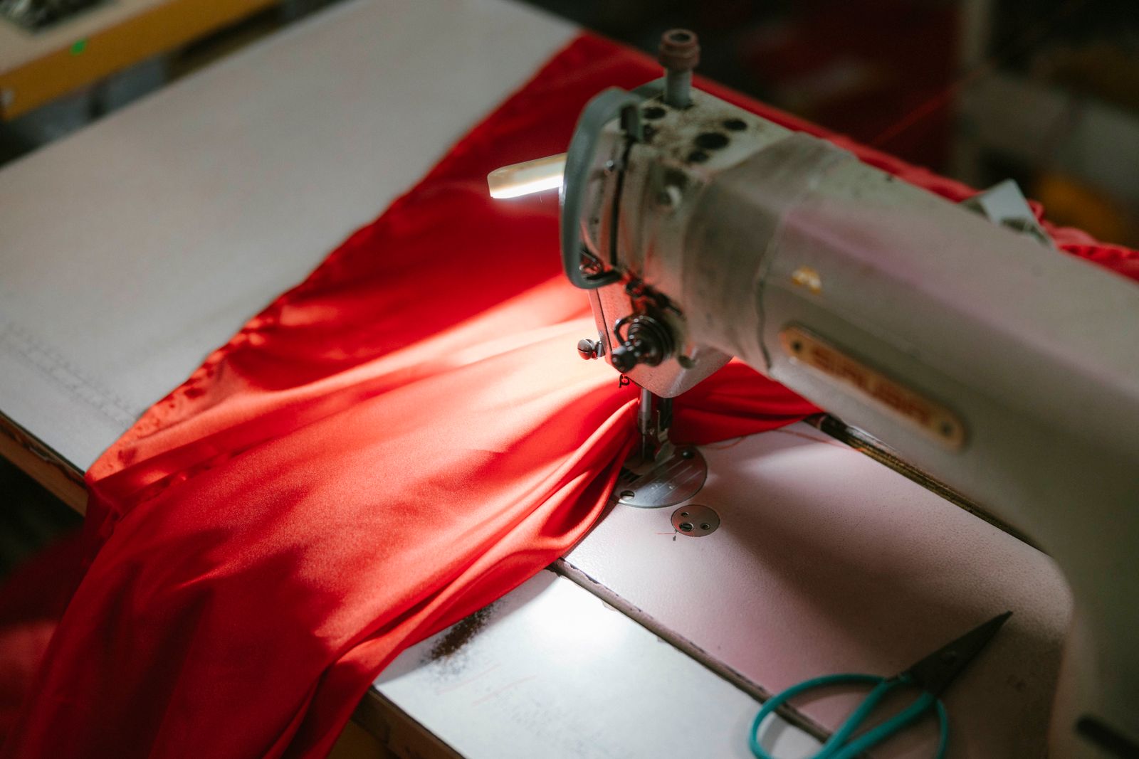 Nähmaschine näht leuchtend roten Stoff