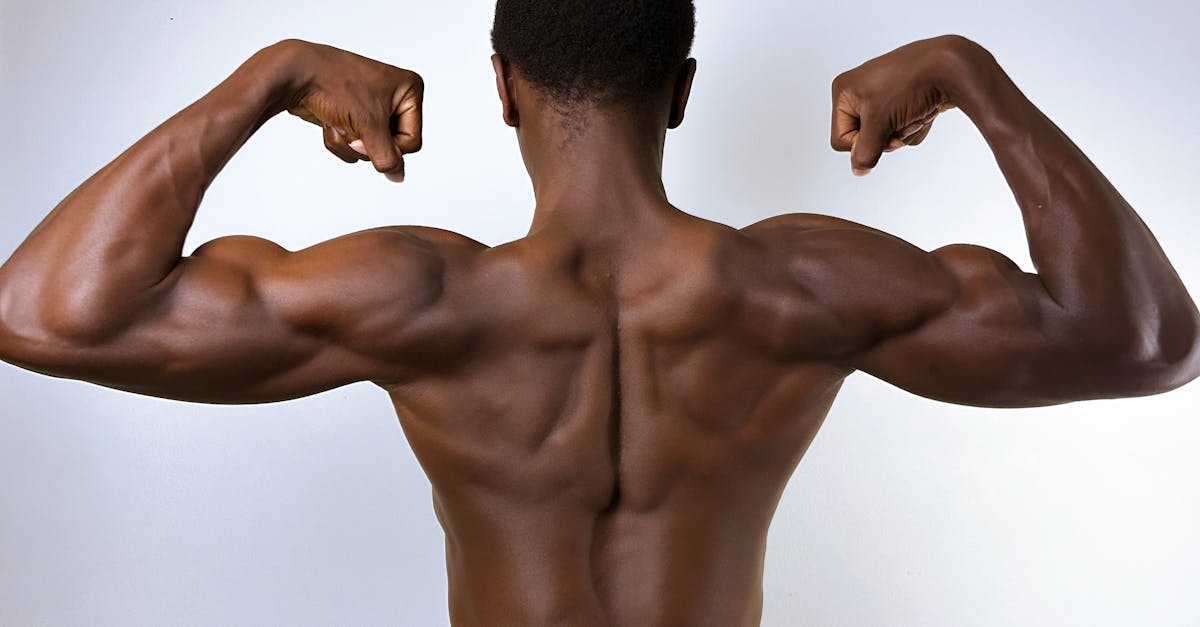 Homme faisant des exercices de musculation avec des poids dans une salle de sport.