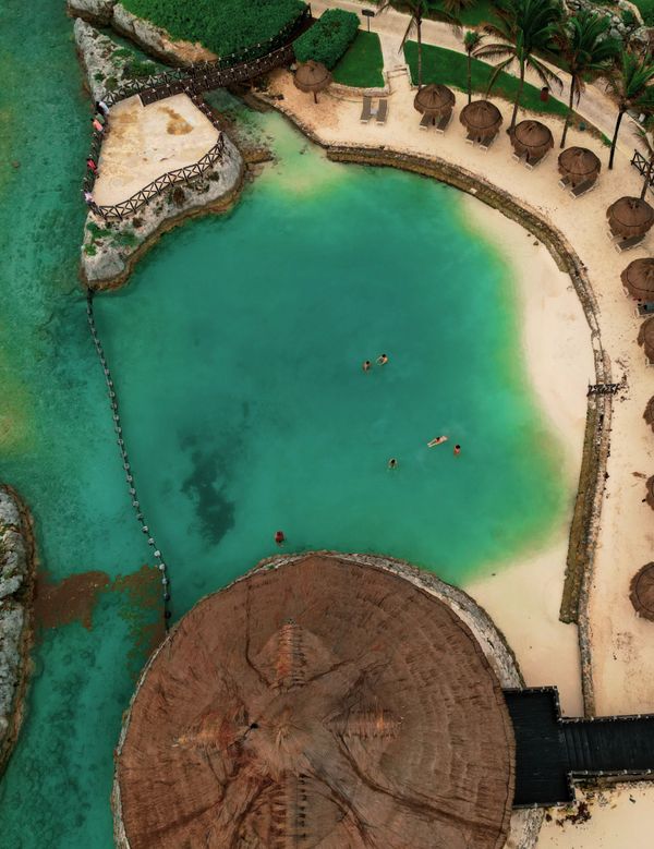 Turquoise water and beach huts in Cancun, Mexico